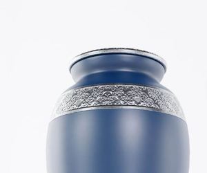 Urna Funeraria Azul con Banda Plateada y Diseño Personalizable para Adultos - Product Image 1