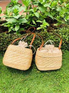 Sac en jacinthe d'eau écologique du Vietnam, design géométrique chic, sac à main en paille - Product Image 1