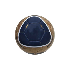 Ballon de football en caoutchouc à logo classique, design robuste, cousu à la machine, très demandé - Product Image 4