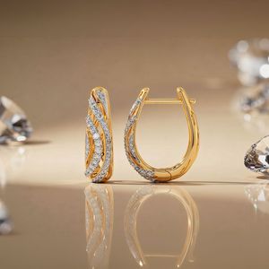 Boucles d'oreilles créoles en or jaune avec diamants de laboratoire entrelacés en forme de vague - Product Image 4
