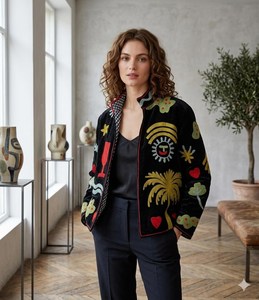 Chaqueta de terciopelo con bordado Suzani, estilo bohemio floral, de colores intensos, artesanal, para ocasiones festivas. - Product Image 1