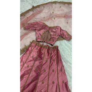 Tenue de mariage de créateur : Lehenga Choli élégant rose-or avec broderies de sequins et de Zari, taille M, idéal pour les fêtes - Product Image 5
