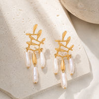 Boucles d'oreilles pendantes en alliage de zinc plaqué or, motif feuille creuse, fausses perles baroques, style vintage pour femme, vente en gros