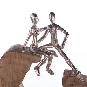 Sculpture en bois artisanale avec figurines argentées, décoration artistique de table pour salon, thème amour contemporain - Product Image 2