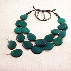 Collier en résine écologique fait main avec perles et feuilles pour femme - Product Image 1