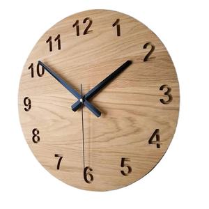 Horloge murale ronde moderne en bois avec chiffres découpés, aiguilles noires minimalistes, mouvement silencieux à balayage continu, design décoratif pour la maison - Product Image 1