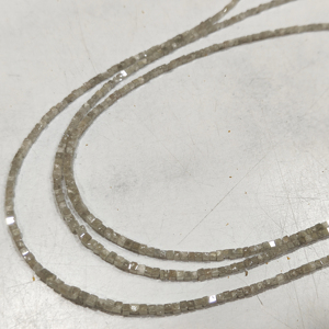 ลูกปัดเพชรทรงลูกบาศก์สีเทาน้ำนมธรรมชาติ  แบบเหลี่ยมเพชรพลอย  ได้รับการรับรอง  ขนาด 1.5 มม. ถึง 2 มม. เลือกขนาดความยาวได้ - Product Image 1