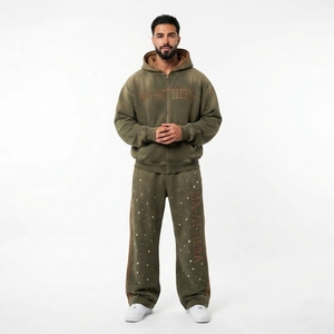Conjunto Deportivo para Hombre con Capucha, Color Verde Oliva, Cierre Completo, Sudadera Holgada de Algodón y Pantalones con Estampado de Estrellas y Logotipo con Letras en la Parte Delantera - Product Image 1