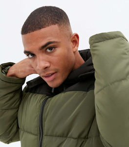 Chaqueta de Plumón Personalizada con Logotipo OEM de Alta Calidad, Chaqueta Gruesa con Capucha para Hombre, Chaqueta Bomber Brillante de Invierno Personalizada para Hombre - Product Image 4