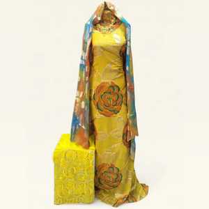 Châle multicolore de luxe pour mariage, motif floral rose surdimensionné et feuilles métalliques, jaune doré Fransawi Dirac - Product Image 1