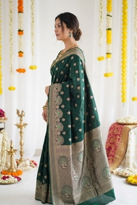 Sari en soie verte AARA Fashion avec bordure dorée Zari, motifs floraux, tenue traditionnelle indienne pour mariage, protection solaire pour femmes - Product Image 4