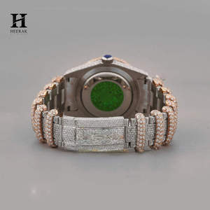 Reloj de Diamantes Personalizado Premium de Heerak Diamonds – Totalmente Cubierto de Diamantes Naturales/Creados en Laboratorio con Marcadores de Hora de Rubí - Product Image 4