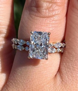 Anillo de Compromiso de Diamante Cultivado en Laboratorio con Corte Radiante Certificado por IGI, 3 CT, E VVS2, Premium, con Banda de Boda Pavé de Diamantes Solitarios - Product Image 1