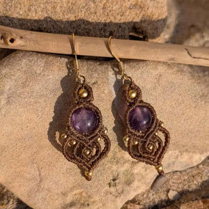 Pendientes Colgantes de Macramé con Amatista Chapados en Oro Hechos a Mano, Joyería Boho Vintage con Gemas Naturales Marrones Anudadas para Mujer - Product Image 1