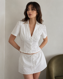 Ensemble jupe et chemisier deux pièces plissé blanc pour femme, col en V, manches courtes, boutonnage frontal, en tissu tissé, jupe au-dessus du genou, idéal pour le bureau ou les tenues décontractées - Product Image 2