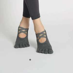 Chaussettes de yoga antidérapantes à double sangle croisée pour femmes, chaussettes à cinq doigts pour l'été, pour les sports et la danse en intérieur - Product Image 2