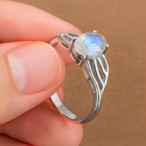Anillo de compromiso y boda unisex de plata de ley 925 con baño de rodio y piedra lunar de corte ovalado de Rhaya Jewels, moderno para fiestas, piedra de nacimiento de junio - Product Image 2