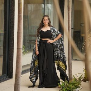 Blouse Indo-Occidentale de Soirée de Créateur en Georgette avec Broderie Kodi et Jupe Drapée en Georgette avec Shrug à Carreaux Kota - Product Image 1