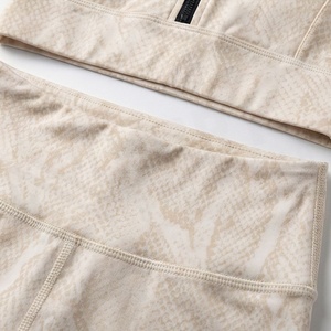 Ensemble de yoga 2 pièces pour femme, imprimé serpent beige, haut court zippé et leggings taille haute longueur intégrale - Product Image 5