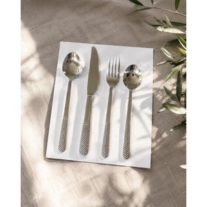 Juego de cubiertos modernos de metal con mangos texturizados, alto brillo espejo, resistentes al óxido, para uso en bodas. - Product Image 4