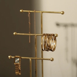 ที่วางเครื่องประดับแบบสามแขนพรีเมียม พร้อมชั้นวางแบบมีระดับ สำหรับเก็บสร้อยข้อมือ นาฬิกา ฐานวางมั่นคง ถาดจัดเก็บอย่างมีสไตล์ เหมาะสำหรับโต๊ะเครื่องแป้ง - Product Image 5