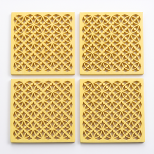 Ensemble de dessous-de-verre carrés en résine jaune faits à la main, élégants, brillants, personnalisables, tapis de table décoratifs pour la cuisine et la salle à manger - Product Image 1