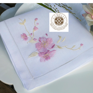 Des broderies gracieuses de fleurs de cerisier sur du lin naturel doux, ajoutant une touche de romantisme printanier aux tables élégantes. - Product Image 1