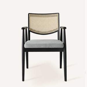 Chaise de salle à manger élégante en teck avec siège rembourré doux, dossier en rotin naturel et accoudoirs en bois élégants - Product Image 2