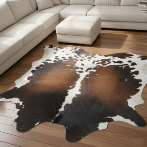 Tapis artisanal en patchwork de cuir de vachette, tapis de luxe en fourrure de vache, tapis décoratif en patchwork de cuir de vache, tapis en cuir souple pour lit - Product Image 3
