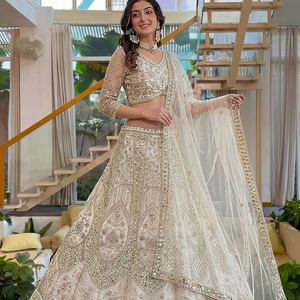 Impresionante Vestido Tradicional Indio Lehenga Choli con Bordado de Mariposas y Lentejuelas, para Bodas, Hecho con Materiales Reciclados - Product Image 1