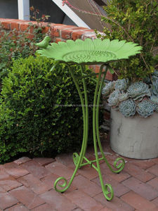 Bain d'oiseaux en métal de qualité supérieure, décoratif pour jardin extérieur, sur piédestal, durable, finition résistante à la rouille, pour l'aménagement paysager de jardin. - Product Image 3