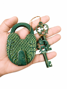 Candado Antiguo de Metal Verde con Diseño Floral Tallado y Dos Llaves, Decoración para el Hogar - Product Image 1