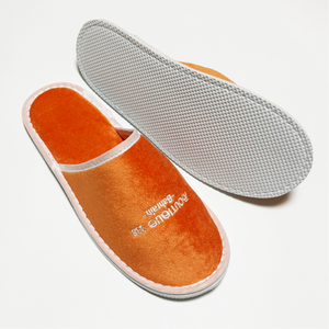 Chaussons d'hôtel jetables écologiques orange personnalisés avec broderie de logo, design à bout fermé, confortables et doux pour la salle de bain et les voyages - Product Image 4