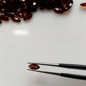 โกเมนสีแดงธรรมชาติ 6x3 มม. ทรงมาร์คีส์ คุณภาพดีที่สุด พลอยเม็ดเดี่ยวสำหรับทำเครื่องประดับ - Product Image 1