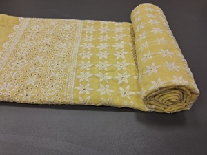 Tela de Algodón Premium Amarillo Pálido con Bordado Schiffli - Material con Diseño Floral Blanco, Estrellas y Borde Festoneado - Product Image 3