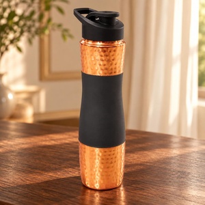 Bouteille d'eau en cuivre martelé artisanal, avec étui noir, réutilisable - Product Image 1
