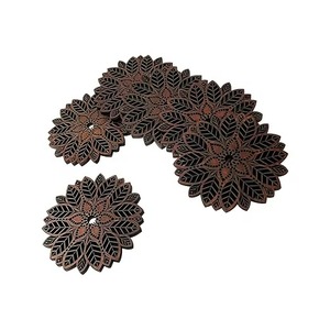 Posavasos de madera con forma floral para añadir un toque estético y decorativo a la mesa de oficina, hechos a mano en India. - Product Image 1