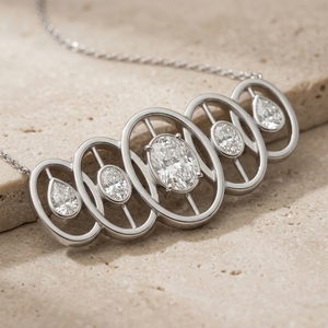 Pendentif RAAMAA Diamond pour femme, 5 diamants ovales de laboratoire et pierres latérales en forme de poire, minimaliste, plaqué or 10 carats - Product Image 1