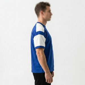 เสื้อยืดคอกลมแขนสั้นผ้าฝ้ายสีน้ำเงินขาวแบบบล็อกสีสำหรับผู้ชายคุณภาพสูงขายส่งตามสั่ง ทรงปกติ สไตล์ลำลอง - Product Image 3