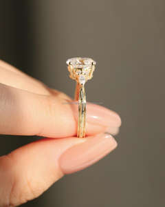 Diamant ovale cultivé en laboratoire jaune/rose/blanc de haute qualité Design fantaisie en or 14/18Kt pour un usage quotidien élégant et des tenues de fête - Product Image 2