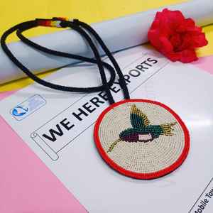 Collier pendentif oiseau artisanal perlé avec perles colorées vertes, dorées, violettes, blanches et rouges et cordon long pour un style artistique et culturel - Product Image 4