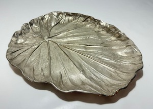 Plateau décoratif vintage en aluminium argenté peint, motif plume et feuille, en métal texturé, pour bibelots, bijoux et centre de table - Product Image 6