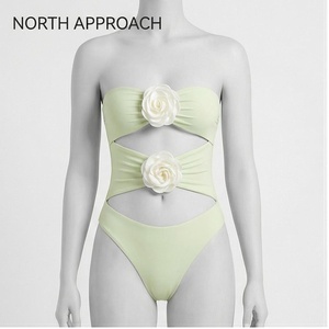 ชุดว่ายน้ำวันพีซแบบไร้สายรัดไหล่สำหรับผู้หญิง NORTH APPROACH ดีไซน์ดอกไม้ 3 มิติแบบเว้า พร้อมกางเกงว่ายน้ำทรงไฮคัท ผ้าสีพื้นยืดได้ - Product Image 1