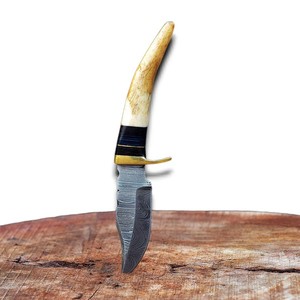Cuchillo de Supervivencia EDC de Acero Damasco Forjado a Mano con Mango Ergonómico de Cuerno de Ciervo y Latón, Funda de Cuero, Cuchillo de Camping Afilado como una Navaja - Product Image 1