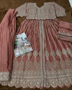 ชุดเดรส Anarkali ปักลายหนักสี Dusty Rose พร้อมผ้าคลุมไหล่ ชุดสูท Salwar สำหรับงานแต่งงาน งานเลี้ยงรับรอง ออกแบบหรูหราสำหรับผู้หญิง ปี 2026 - Product Image 4