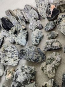 Lot de pierres brutes de calcite drusée noire naturelle rare, non taillées, pour décoration intérieure, spécimen minéral, vente en gros en vrac du Maharashtra - Product Image 5