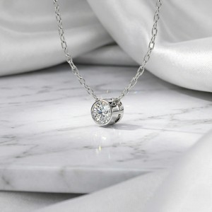 Collier solitaire en diamant rond serti clos de 1,00 CTW - Product Image 3