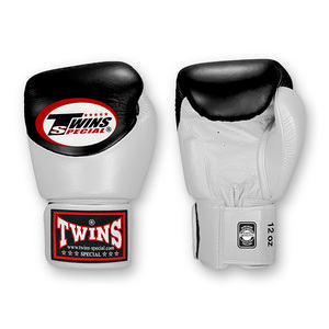 นวมชกมวยไทย MMA สีขาว/ดำ รุ่น Twins ทำมือ หนังวัวแท้ แบบรัดตีนตุ๊กแก ปิดนิ้วเต็มรูปแบบ สำหรับฝึกซ้อม - Product Image 1