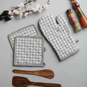 Ensemble de maniques de cuisine et de dessous-de-plat en coton à carreaux verts, isolés thermiquement, style classique - Product Image 3