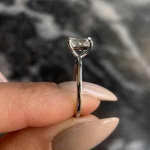 Bague de fiançailles solitaire simple en or 14 carats plaqué rhodium avec diamant de laboratoire taille émeraude 2 carats pour femme – Élégance féminine - Product Image 2